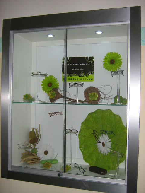 Schaufenster-Vitrine mit Brillenfassungen bei B & S Brillenmode